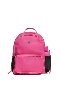Różowy nylonowy plecak o zaokrąglonym kształcie, z przednią kieszenią i boczną siateczkową kieszenią na butelkę z wodą. Srebrne logo na froncie.