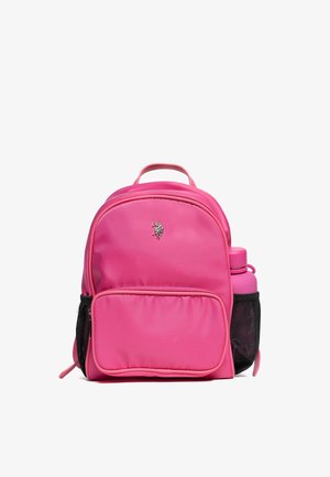 Rosa Nylon-Rucksack mit abgerundeter Form, Fronttasche und seitlicher Netz-Tasche für eine Wasserflasche. Silbernes Logo-Akzent auf der Vorderseite.