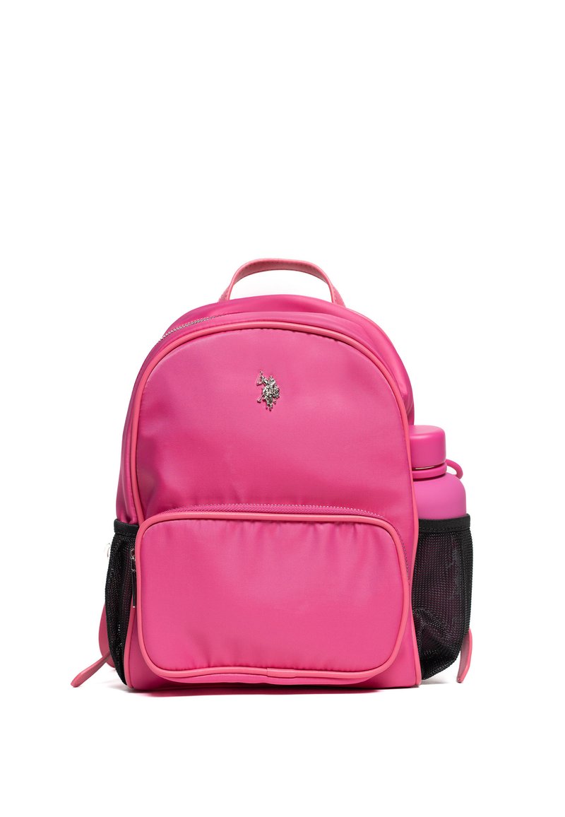 Różowy nylonowy plecak o zaokrąglonym kształcie, z przednią kieszenią i boczną siateczkową kieszenią na butelkę z wodą. Srebrne logo na froncie.