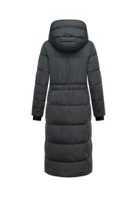 Parka nera lunga e voluminosa con cappuccio, caratterizzata da una trapuntatura orizzontale, polsini elastici e un piccolo logo vicino all'orlo. Texture liscia e lucida.