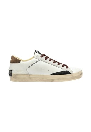 Sneaker bianca con accenti in suede marrone, dettagli in gomma scura, lacci marroni e suola testurizzata. Finitura usurata sulla punta e sulla suola.