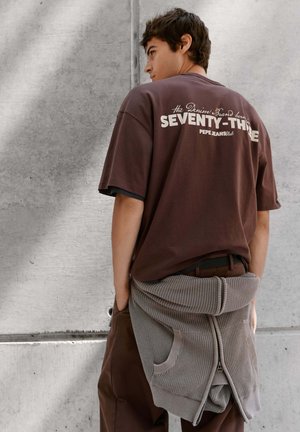 Pepe Jeans, CORBIN TEE - T-shirt con stampa - dark mud brown