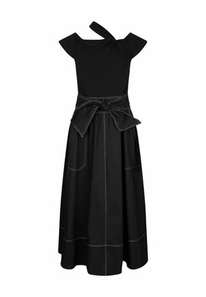 Rochie maxi neagră cu o bretea pe un umăr, mâneci scurte și o curea legată în talie, cu detalii de cusături contrastante albe.