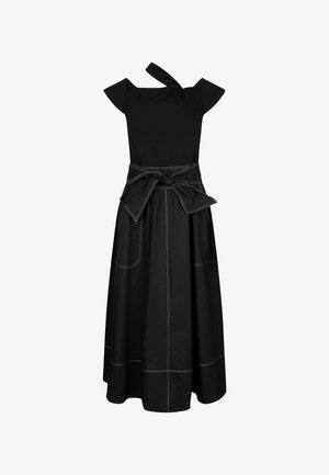 Rochie maxi neagră cu o bretea pe un umăr, mâneci scurte și o curea legată în talie, cu detalii de cusături contrastante albe.