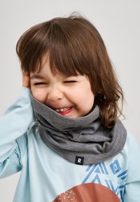 Sciarpa grigia di lana indossata attorno al collo, mostrata su un bambino. Il bambino indossa una maglietta a maniche lunghe di colore blu chiaro con un disegno rotondo marrone e blu.