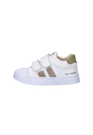 Witte kindersneaker met twee klittenbandsluitingen, beige zijaccenten, groene hieltab en de tekst "SHM SNEAKER" aan de zijkant van de zool.