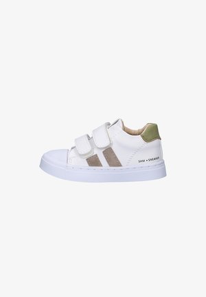 Witte kindersneaker met twee klittenbandsluitingen, beige zijaccenten, groene hieltab en de tekst "SHM SNEAKER" aan de zijkant van de zool.