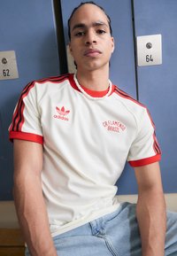 adidas Originals FLAGO - Print T-shirt - off white