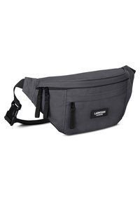 Grå stof-hippeltaske med en glat tekstur, justerbar rem, to lynlåslommer og en frontlabel med teksten "LARKSON HAMBURG."