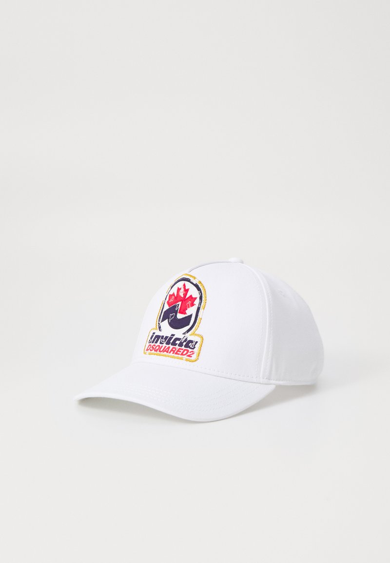 Casquette de baseball blanche en tissu, ornée d'un logo brodé coloré avec une feuille d'érable et du texte à l'avant.
