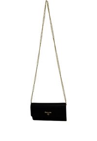 Borsa a tracolla in pelle nera con tracolla in catena dorata e dettaglio logo impresso. Texture liscia con forma rettangolare e chiusura a pattina.