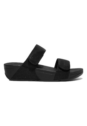 Sandalias negras con dos correas ajustables, fabricadas en material texturizado. Presentan una plantilla acolchada y una suela de cuña baja.