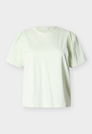 Haut à manches courtes vert pâle avec manches bouffantes et bords festonnés, encolure ronde et coupe simple et ample.