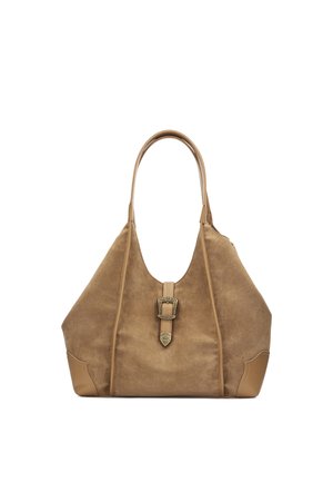 Sac à main en daim marron avec une base large, des poignées fines et une boucle métallique décorative de style vintage au centre à l'avant.