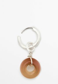 Orecchino a cerchio in argento con un design ad anelli, caratterizzato da un pendente rotondo in resina marrone con un foro centrale e una finitura liscia e lucida.