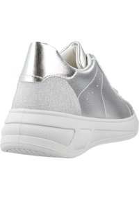 Sneaker sintetiche argento con tallone liscio e riflettente e tomaia testurizzata, caratterizzate da una suola in gomma bianca e dettagli di cucitura minimi.