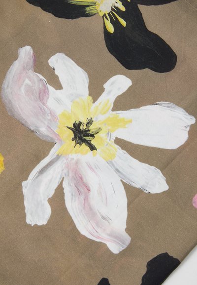 Blommönstrad tyg med stora vita och gula blommor med svarta detaljer på en brun bakgrund, slät textur och målerisk design.