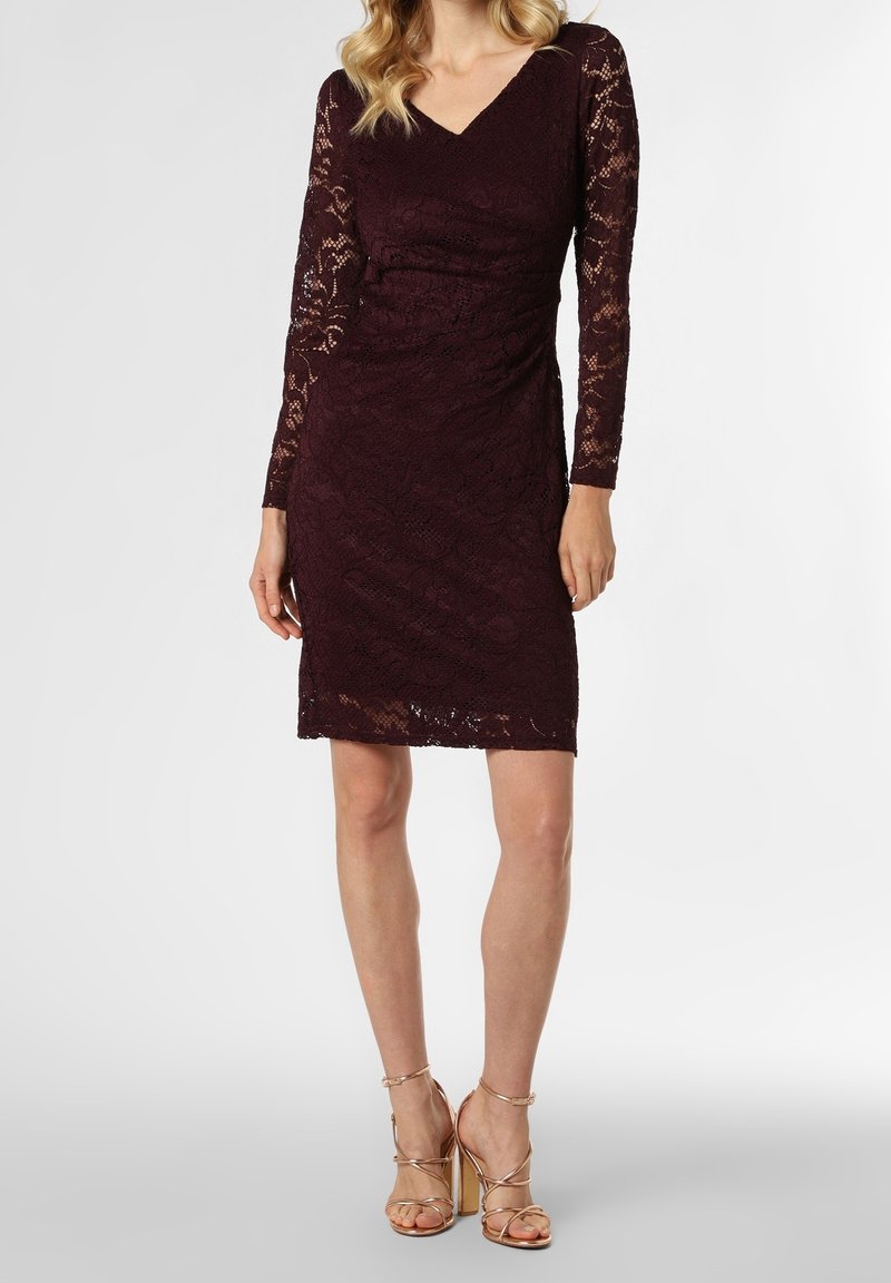 Burgundy spetsklänning med långa ärmar, V-ringning, figursydd silhuett och scalloped fåll. Höjd med ett texturerat blommönster.