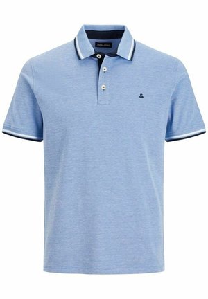 Polo de manga corta azul claro con ribetes blancos y azul oscuro en el cuello y las mangas, tapeta de tres botones y pequeño logo en el pecho.