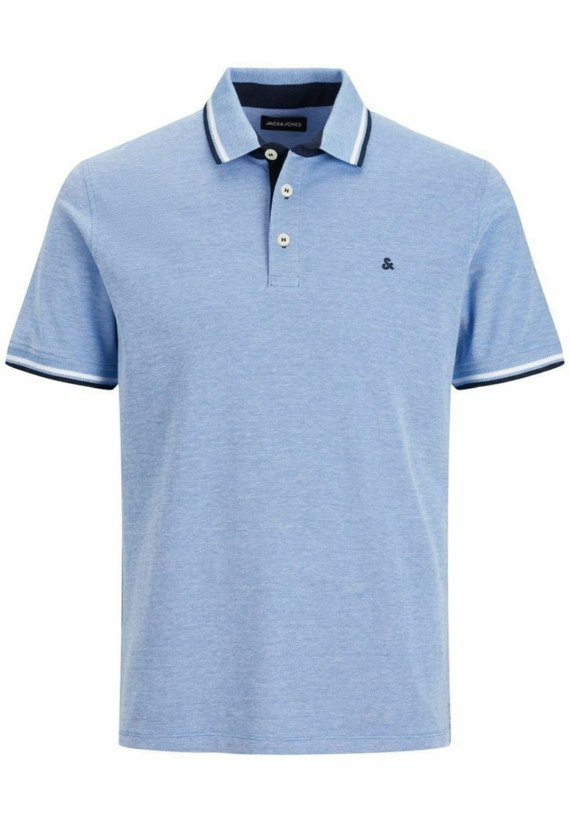 Polo manches courtes bleu clair avec bordures blanches et bleu foncé sur le col et les manches, patte à trois boutons, et petit logo sur la poitrine.