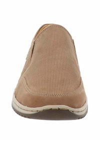 Zapato slip-on beige con parte superior perforada texturizada y acentos de ante suave. Presenta una suela de goma con costuras blancas a lo largo del borde.