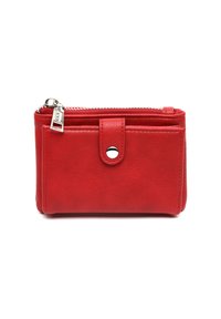 Cartera roja de piel compacta con bolsillo frontal con botón a presión y compartimento superior con cremallera y tirador plateado.