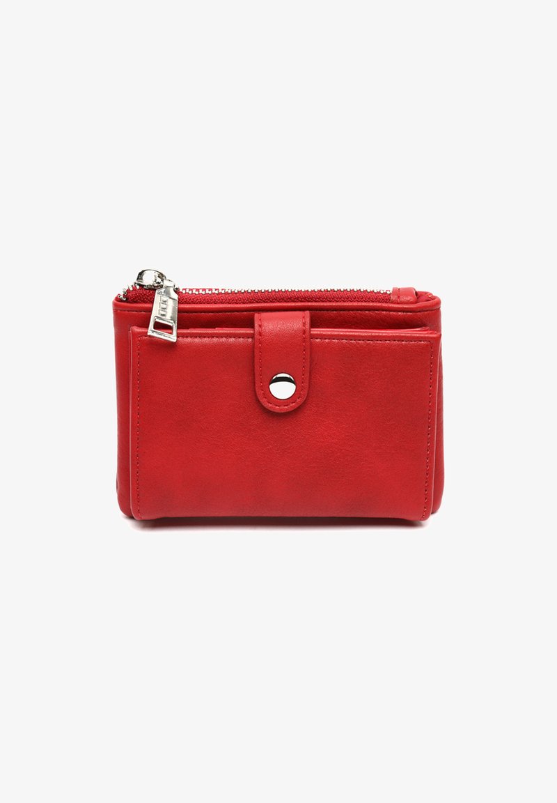 Kompaktní červená kožená peněženka s přední kapsou na patentku a horním zipovým oddělením se stříbrným zipovým táhlem.