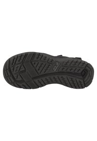 Suola di scarpa in gomma nera con scanalature profonde, sezioni decorate e logo. Presenta scanalature prominenti per trazione e stabilità.