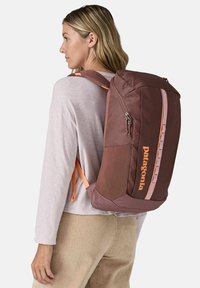 Patagonia BLACK HOLE UNISEX - Mochila - malve