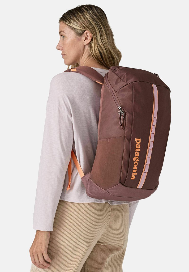 Patagonia BLACK HOLE UNISEX - Mochila - malve