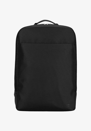 Schwarzer rechteckiger Rucksack mit Tragegriff oben, minimalistischem Design und subtil platziertem Logo in der unteren rechten Ecke vor weißem Hintergrund.