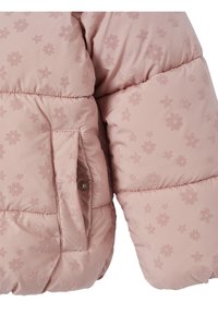 Puffernjacke in sanftem Rosa mit geprägtem Blumenmuster. Verfügt über eine Seitentasche und eine gepolsterte Textur, die Wärme und Komfort bietet.