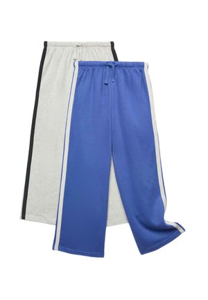 To par brede sweatpants med elastiske taljebånd og sidelængder, den ene i blå med hvide striber, den anden i lysegrå med sorte striber.