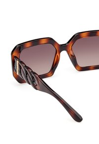 Ochelari de soare cu rame hexagonale supradimensionate din tortoishell. Lentile cu degrade și un accent lateral texturat, împletit, cu un detaliu logo aurit.