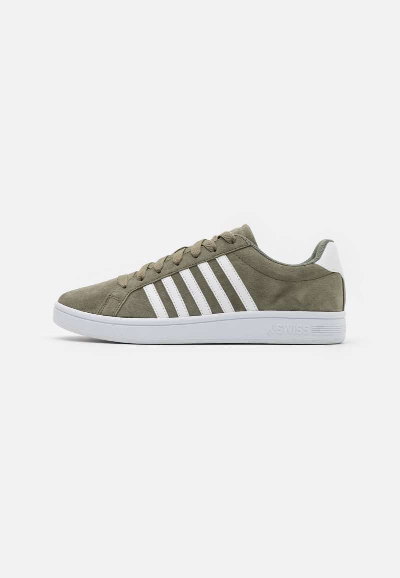 Grønn semsket sneaker med hvite striper, hvit hæl og hvit gummisåle. Snøring med tekstil for godt grep.