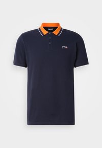 Tamsiai mėlynas trumpas rankovės polo marškinėliai su oranžiniu apykakle, baltais akcentiniais dryžiais, trijų mygtukų užsegimu ir siuvinėtu logotipu krūtinėje.