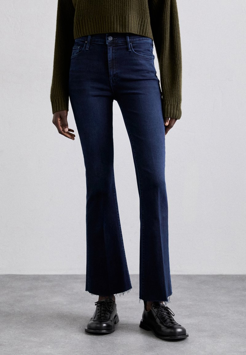 Mother THE WEEKENDER FRAY - Džíny Bootcut - dark blue denim