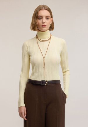 MAGLIA DOLCEVITA CON LAVORAZIONE A COSTE ASIMMETRICHE DOLCEVITA CON LAVORAZIONE A ASIMMETRICHE - Pullover - giallo