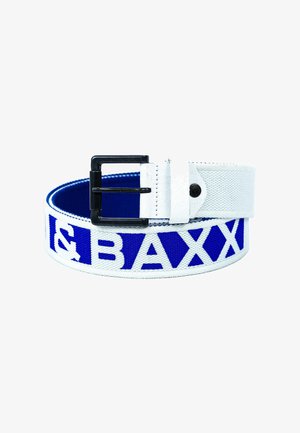 Witte canvas riem met blauwe letters, voorzien van een zwarte metalen gesp en accenten, met een geweven textuur en geometrisch ontwerp.