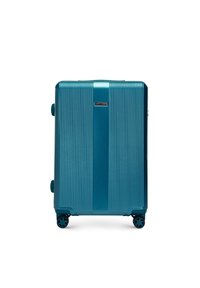 Valigia rigida color teal con design a righe verticali, due ruote nere, una maniglia telescopica e una placca con logo sulla parte anteriore.
