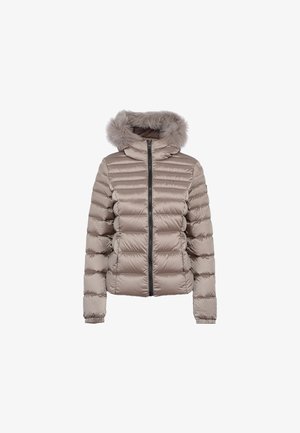 Giubbotto imbottito color beige chiaro con trapuntatura orizzontale, chiusura con zip e cappuccio in pelliccia sintetica. Texture liscia con polsini arricciati.