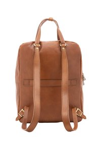 Zaino in pelle marrone con spallacci regolabili, maniglia superiore, texture liscia, hardware minimale e un compartimento con zip sul lato.
