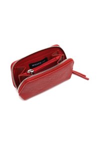 Raudona odinė piniginė su sidabriniu užtrauktuku, atidaryta, kad būtų matomos skyriai ir mažas užtrauktukas viduje.