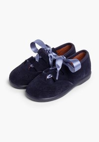 Scarpe in suede blu navy con dettagli perforati, dotate di nastri in satin annodati sul davanti e una suola in gomma nera flessibile.