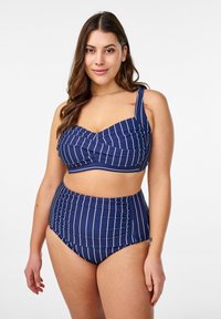 Navyblauwe gestreepte bikini-set met een gerimpelde bralette-top met één schouderband en een hooggetailleerde, gestructureerde onderkant met verticale strepen.