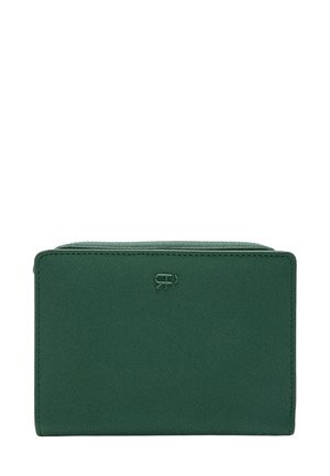 Zielony portfel z tkaniny o gładkiej fakturze, prostokątnym kształcie i subtelnym logo w rogu; posiada zamek błyskawiczny.