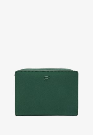 Zielony portfel z tkaniny o gładkiej fakturze, prostokątnym kształcie i subtelnym logo w rogu; posiada zamek błyskawiczny.