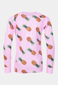 Camicia a maniche lunghe rosa con una trama a coste e una stampa ananas su tutta la superficie con foglie verdi e dettagli marroni.
