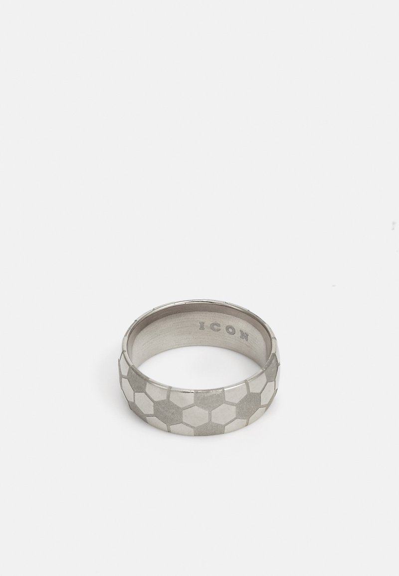 Metalinė žiedas su šešiakampiu raštu, matinio sidabro apdaila, suapvalinta forma ir vidine įrašu, kuris skaito "IKONA." Plotis atrodo vienodas.