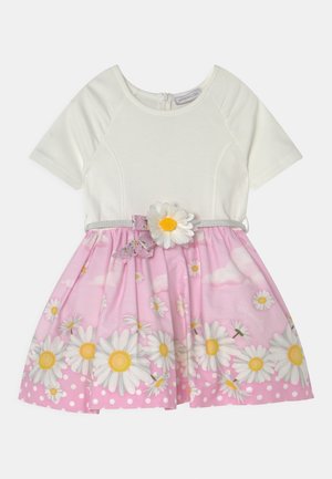 Sukienka z krótkim rękawem z białą górą i różową spódnicą w kwiatowy wzór. Zawiera stokrotki, kropki i dekoracyjny pasek w kształcie kwiatu.
